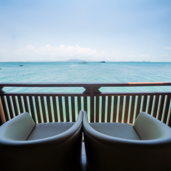 Balkon dengan Pemandangan Laut/Pulau